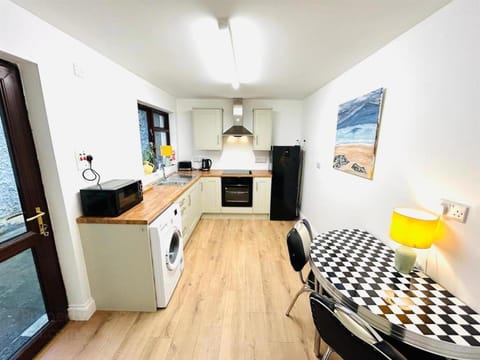 Coffee/tea facilities, Photo of the whole room, microwave, oven, toaster, washing machine, kitchen