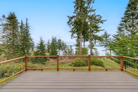 Water Views Whidbey Island Hideaway with Deck House in Greenbank