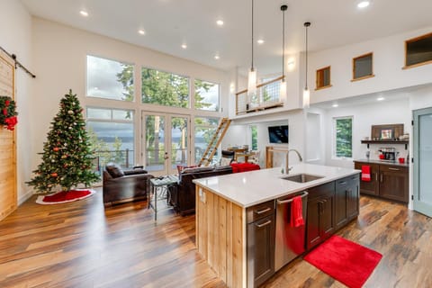 Water Views Whidbey Island Hideaway with Deck House in Greenbank