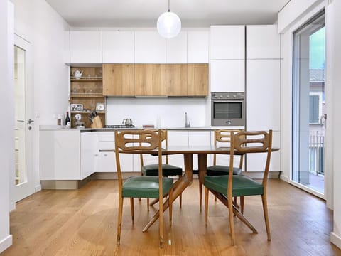 Kitchen or kitchenette, Dining area, dishwasher