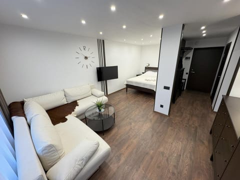Communal lounge/ TV room, TV and multimedia, Living room, Seating area, Evening entertainment