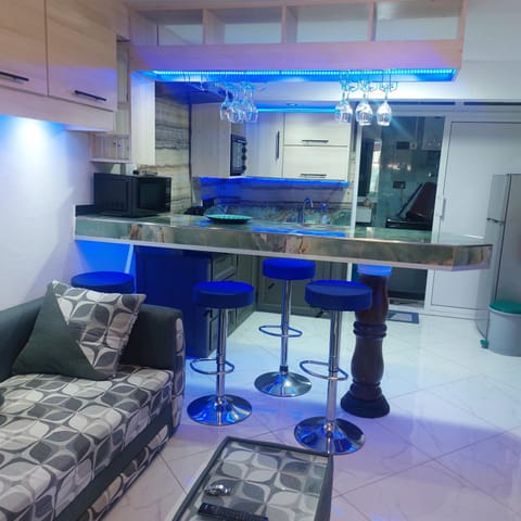 Kitchen or kitchenette, Living room, Seating area, Dining area