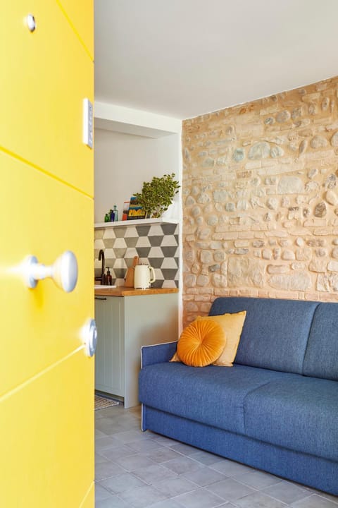 Kitchen or kitchenette, Living room, Seating area