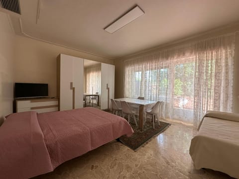 Bed, TV and multimedia, Photo of the whole room, Seating area, Bedroom