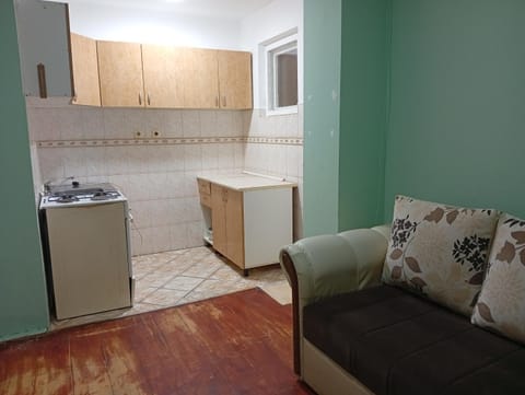 Zuta kuca na kraj sela House in Novi Sad