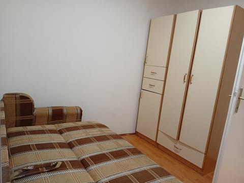 Zuta kuca na kraj sela House in Novi Sad