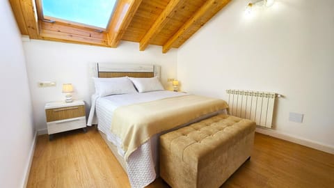 Bed, Photo of the whole room, Bedroom, internet