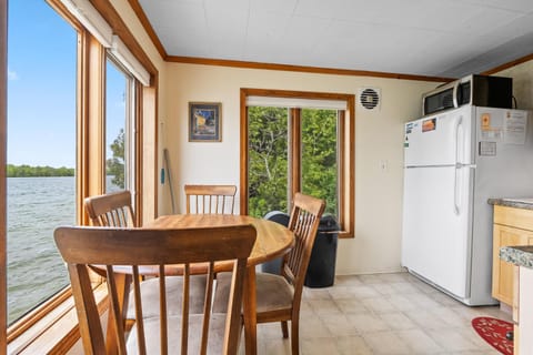 Sunset Shores - Waters Edge Cottage #2 by Simple Life Rentals House in Kangaroo Lake