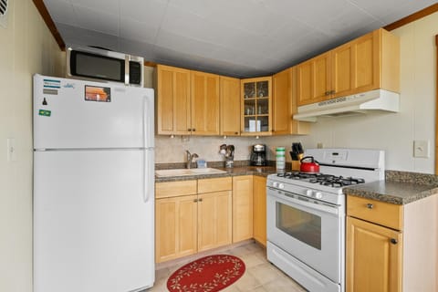 Sunset Shores - Waters Edge Cottage #2 by Simple Life Rentals House in Kangaroo Lake