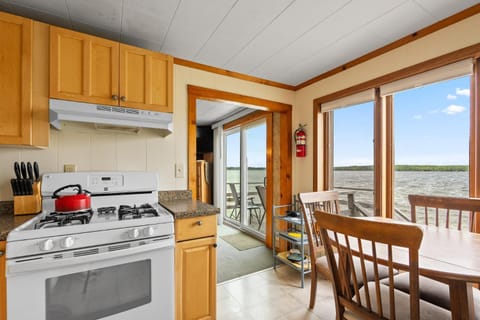 Sunset Shores - Waters Edge Cottage #2 by Simple Life Rentals House in Kangaroo Lake