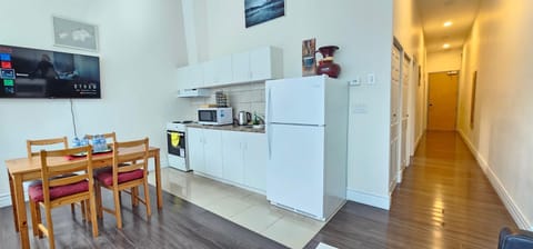 TV and multimedia, Kitchen or kitchenette, Dining area, oven, stove