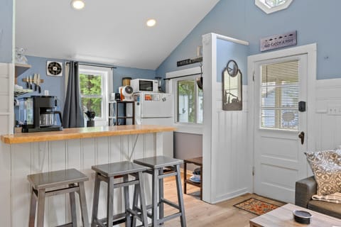 Sunset Shores - Sunflower Cabin #4 by Simple Life Rentals Cabin in Kangaroo Lake