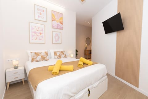 Bed, TV and multimedia, Bedroom