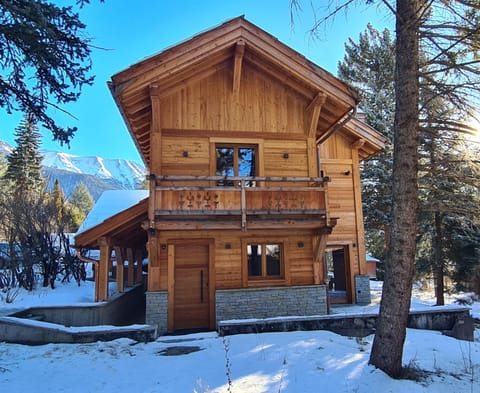 Chalet neuf Eterlou 130 m carrés 5 chambres 10 couchages à Serre Chevalier Chalet in Saint-Chaffrey