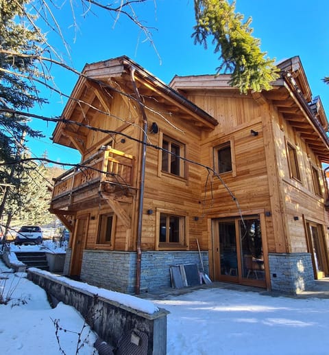 Chalet neuf Eterlou 130 m carrés 5 chambres 10 couchages à Serre Chevalier Chalet in Saint-Chaffrey
