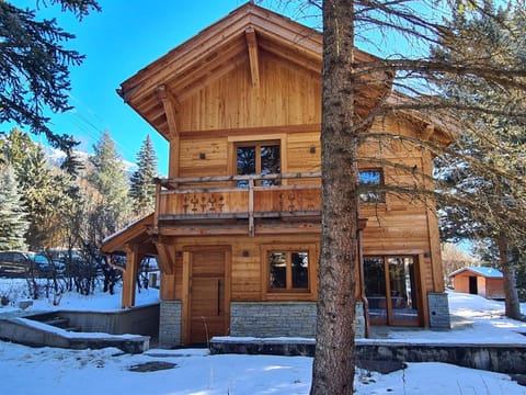 Chalet neuf Eterlou 130 m carrés 5 chambres 10 couchages à Serre Chevalier Chalet in Saint-Chaffrey