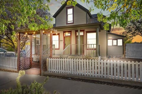 4Bd 3ba Near UNM Old Town and Downtown Dog Friendly Apartment in Albuquerque