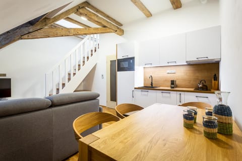 Kitchen or kitchenette, Seating area