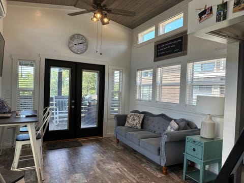 Living room, Seating area, air conditioner