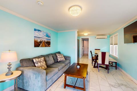 Flamingo House, Unit A House in Crescent Beach