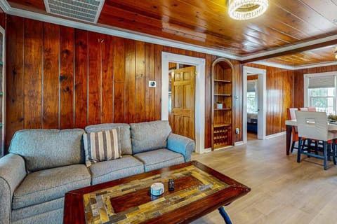 Flamingo House, Unit B House in Crescent Beach