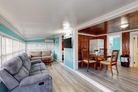 Flamingo House, Unit C House in Crescent Beach