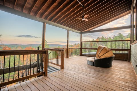 Patio, View (from property/room), Balcony/Terrace, Seating area, Mountain view