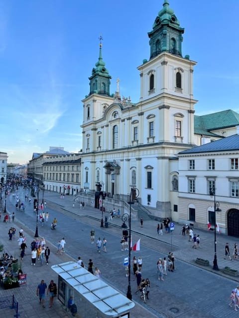 Nearby landmark, Day, People, Neighbourhood, View (from property/room), Cycling, City view, Landmark view, Street view, Location, group of guests, Quiet street view