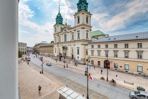 Property building, Nearby landmark, Day, People, Neighbourhood, City view, Landmark view, Street view, Location, group of guests