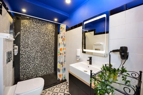 Shower, Toilet, Bathroom, Bath, towels