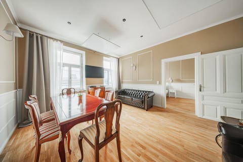 TV and multimedia, Living room, Photo of the whole room, Dining area