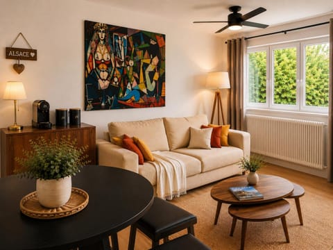 TV and multimedia, Living room, Seating area, internet