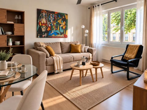 Communal lounge/ TV room, TV and multimedia, Living room, Seating area, Dining area, Family