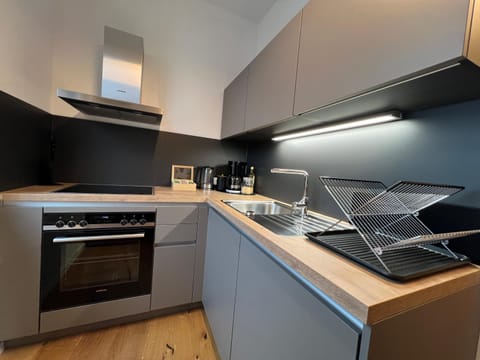 Coffee/tea facilities, Kitchen or kitchenette, dishwasher, oven, stove, toaster