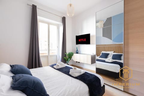 Bed, TV and multimedia, Photo of the whole room, Evening entertainment, Bedroom, towels