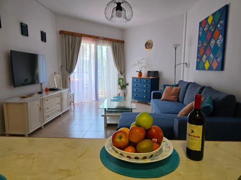 TV and multimedia, Living room, Dining area, Evening entertainment, Food