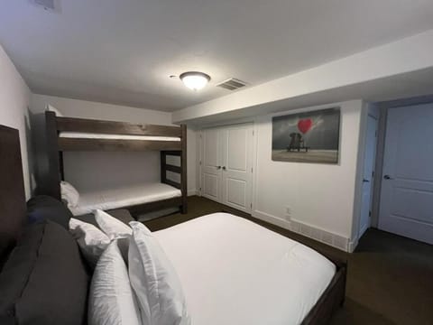 Bear Hollow 4 Bedroom 4 Bathroom Plus Hot Tub Minutes from Slopes Apartment in Summit Park