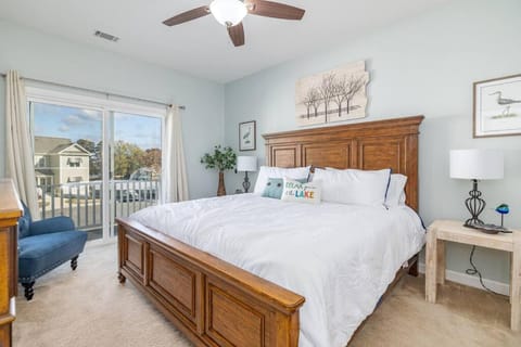 Boat Slip, Pontoon Rental, Lake Views, Game Room, Fire Pit House in Lake Gaston