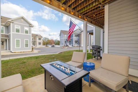 Boat Slip, Pontoon Rental, Lake Views, Game Room, Fire Pit House in Lake Gaston