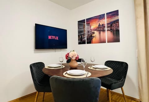 TV and multimedia, Food and drinks, Seating area, Dining area, Food
