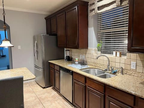 Taste of Texas Luxury Lakeside Beauty House in Pearland