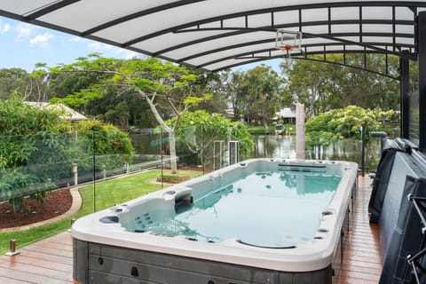 Day, Natural landscape, Garden, Hot Tub, Garden view, Pool view, Swimming pool