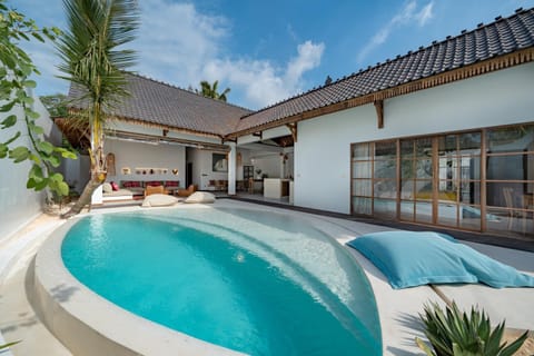 Property building, Swimming pool, Swimming pool