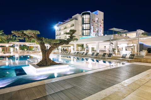 Restaurant/places to eat, Swimming pool