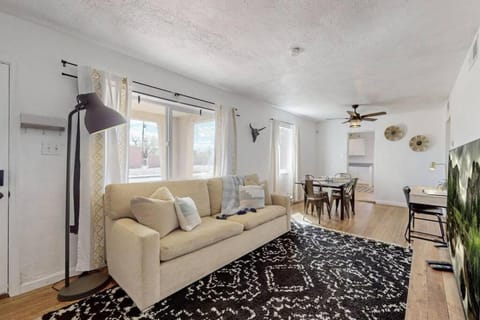 Los Candelarias Casa Apartment in Albuquerque