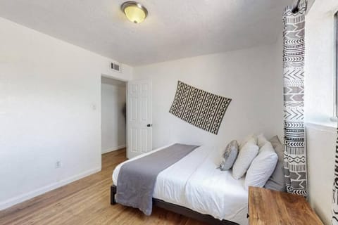 Los Candelarias Casa Apartment in Albuquerque