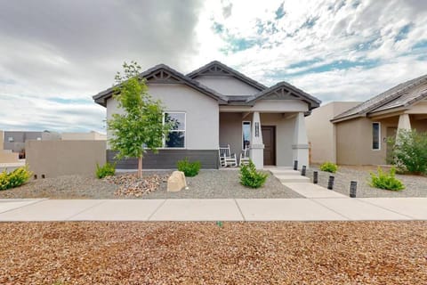 King Bed with Pool Access and Dog Friendly House in Albuquerque