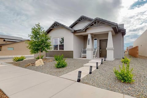 King Bed with Pool Access and Dog Friendly House in Albuquerque