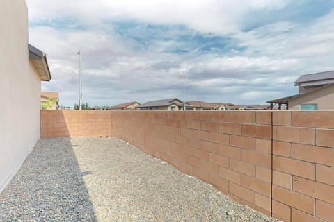 King Bed with Pool Access and Dog Friendly House in Albuquerque