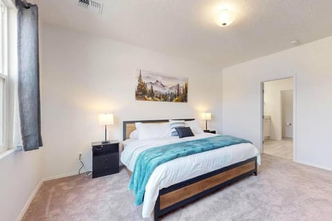 King Bed with Pool Access and Dog Friendly House in Albuquerque